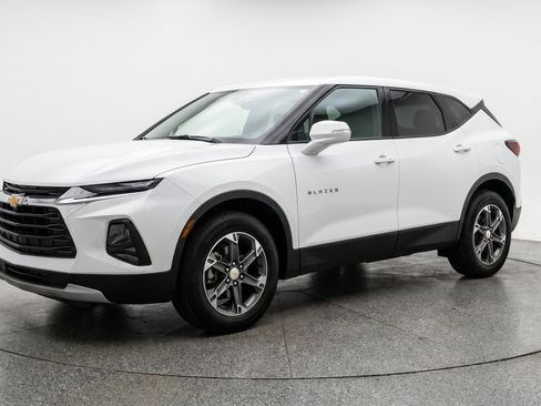 Used 2025 Chevrolet Blazer LT FWD image 3
