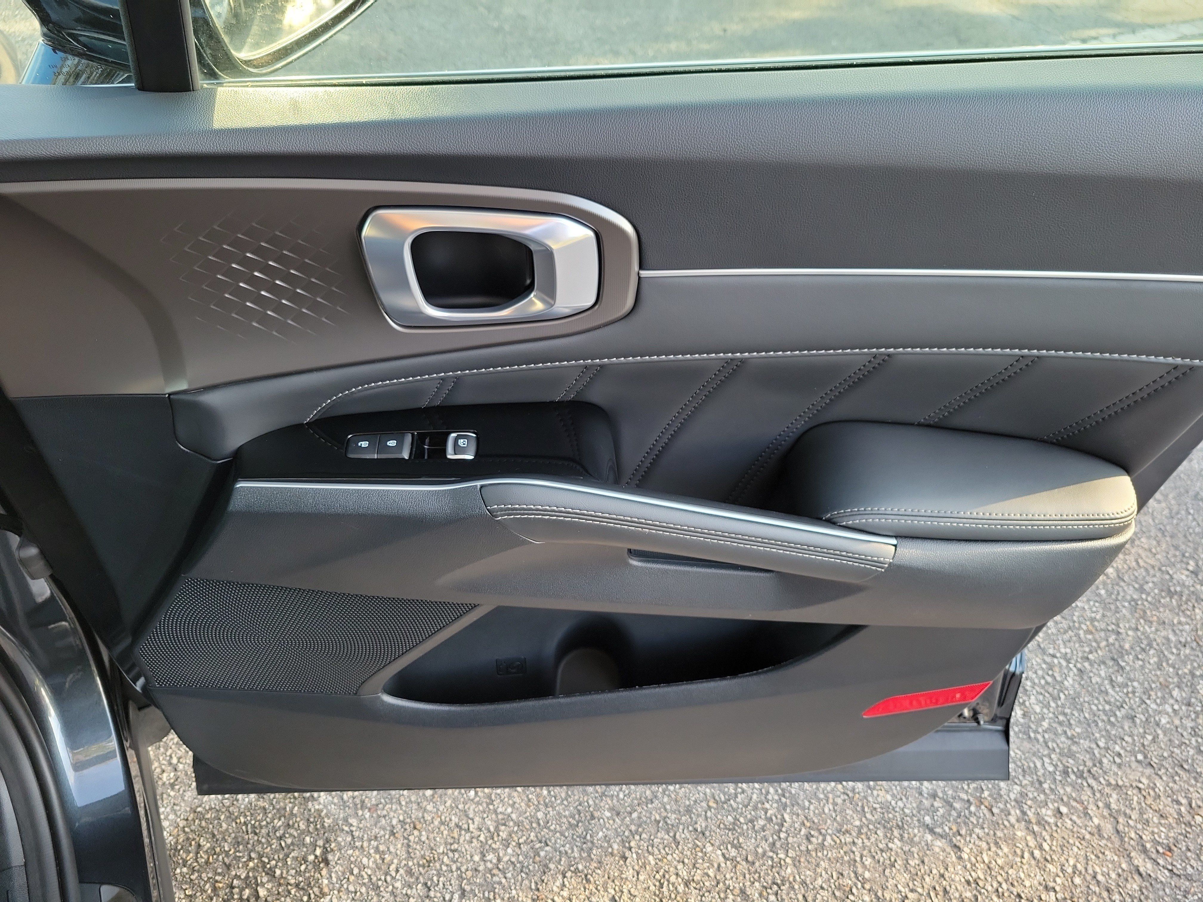 Certified 2025 Kia Sorento SX FWD image 8