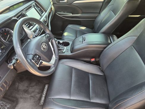 Used 2017 Toyota Highlander XLE FWD image 18
