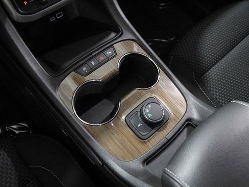 Used 2023 GMC Acadia SLE image 15