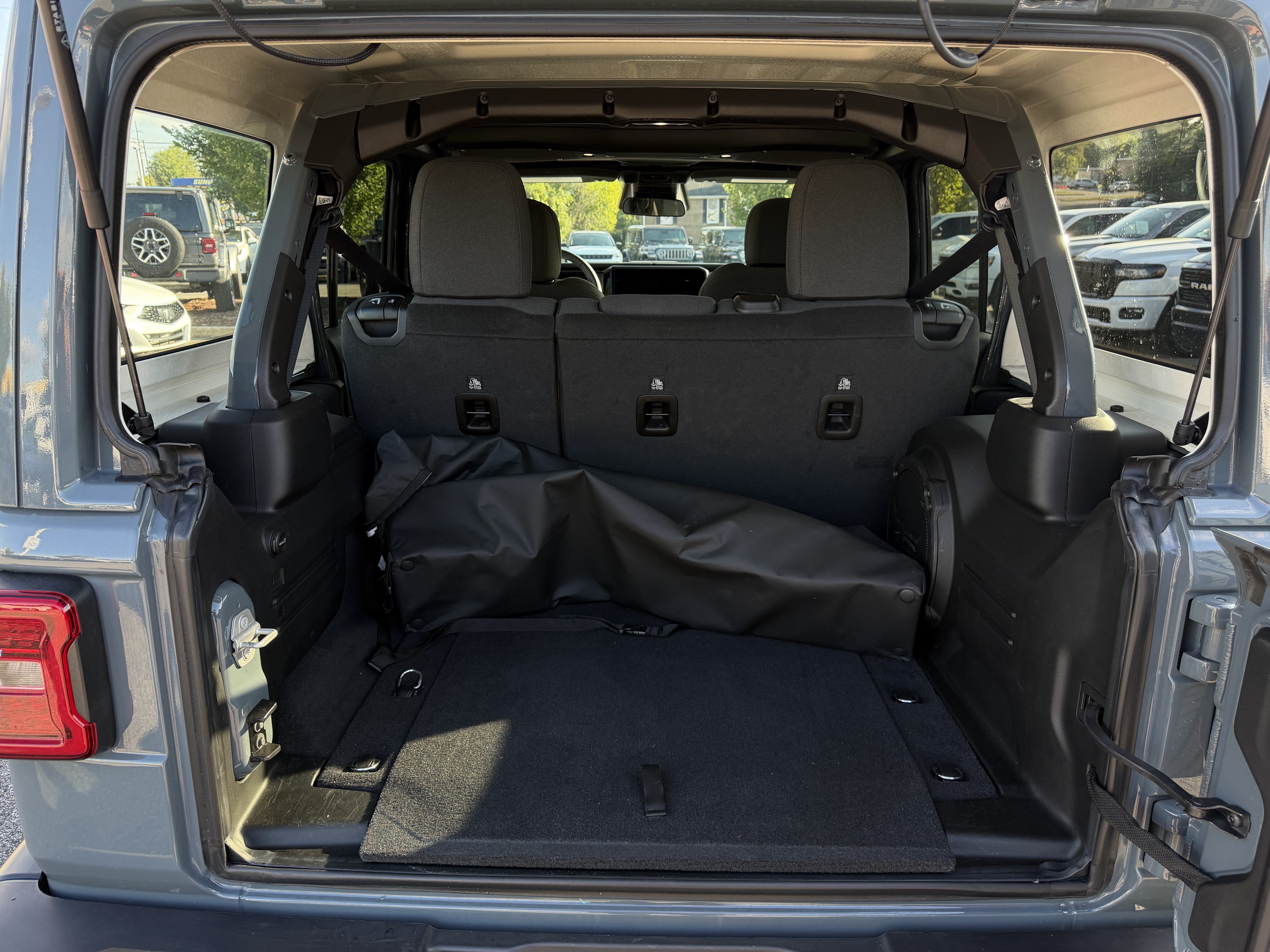 Used 2026 Jeep Wrangler Unlimited Sahara AWD/4WD image 33