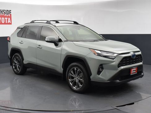 Used 2022 Toyota RAV4 XLE Premium AWD/4WD image 6