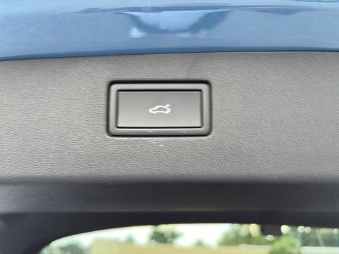 New 2025 Volkswagen Tiguan SE image 12