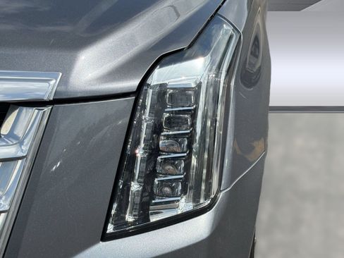 Used 2019 Cadillac Escalade Luxury AWD/4WD image 12