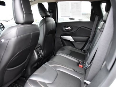 Used 2018 Jeep Cherokee Latitude Plus w/ Comfort/Convenience Group image 17