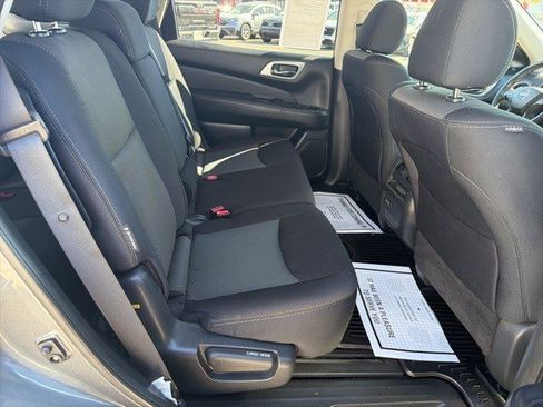 Used 2019 Nissan Pathfinder SV image 18