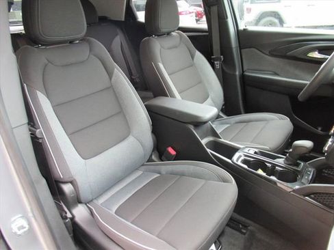 Used 2023 Chevrolet TrailBlazer LT FWD image 9