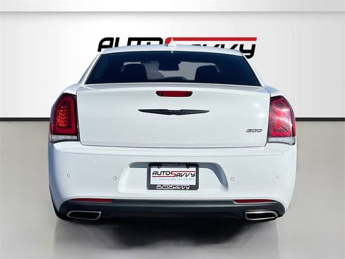 Used 2022 Chrysler 300 Touring L image 6