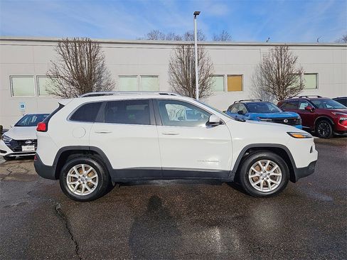 Used 2016 Jeep Cherokee Latitude w/ Safety/Convenience Group image 9