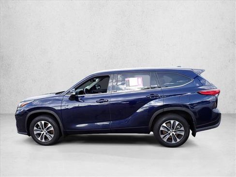 Used 2021 Toyota Highlander XLE AWD/4WD image 2
