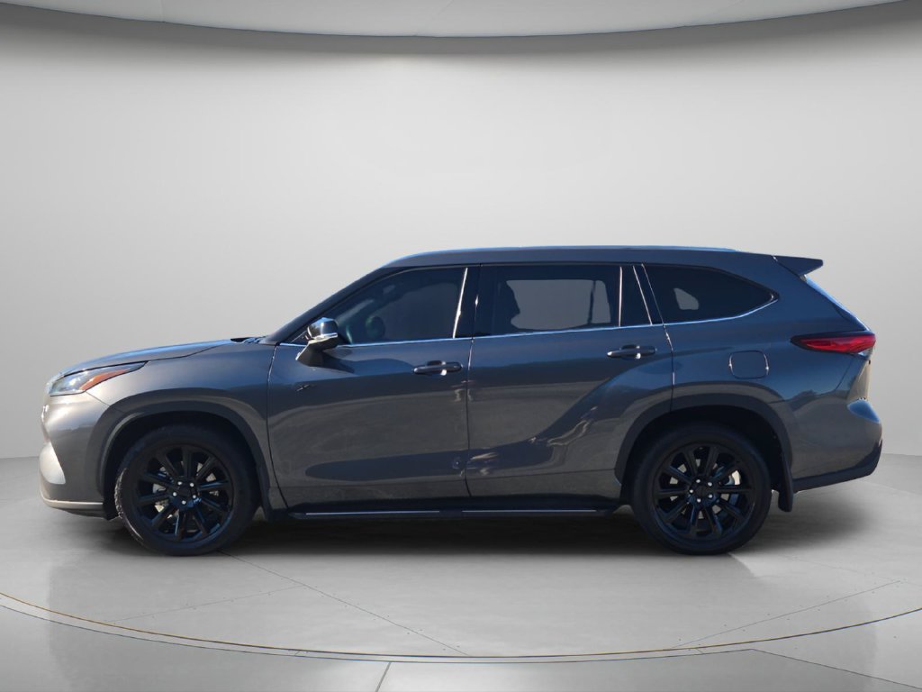 Used 2021 Toyota Highlander XLE AWD/4WD image 3