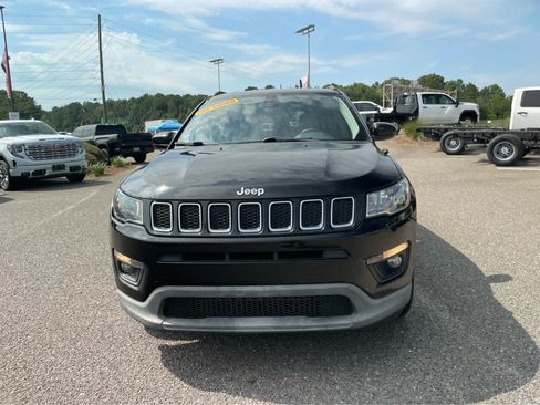 Used 2018 Jeep Compass Latitude FWD image 2