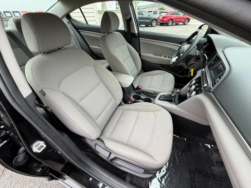 Used 2019 Hyundai Elantra SE FWD image 25