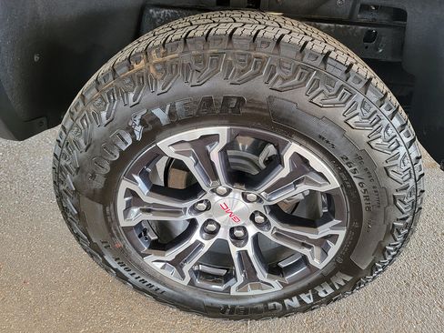 Used 2025 GMC Canyon AT4 w/ AT4 Premium Package AWD/4WD image 11