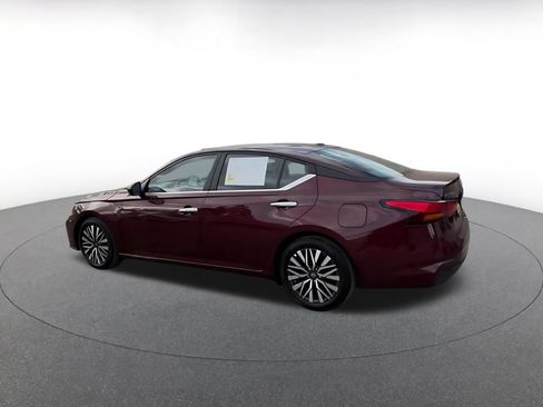 Used 2025 Nissan Altima 2.5 SV FWD image 10