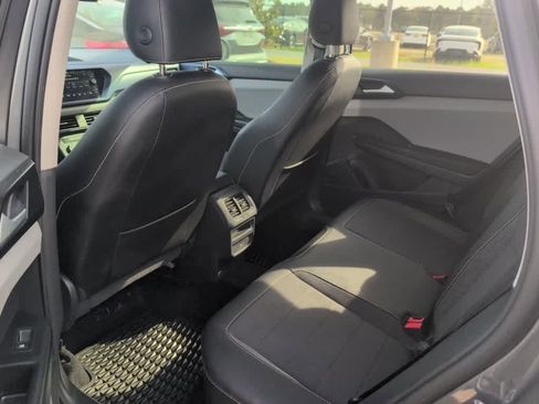 Used 2022 Volkswagen Taos SE image 7