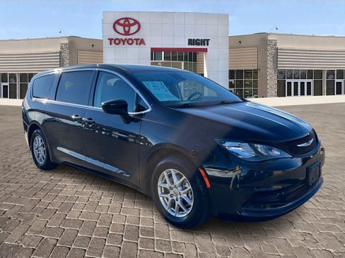 Used 2023 Chrysler Voyager LX image 8