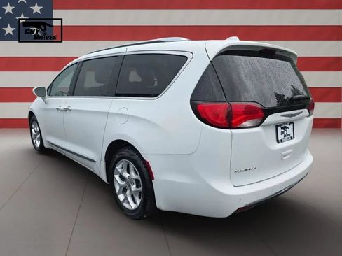 Used 2017 Chrysler Pacifica Touring-L Plus w/ Tire & Wheel Group FWD image 7
