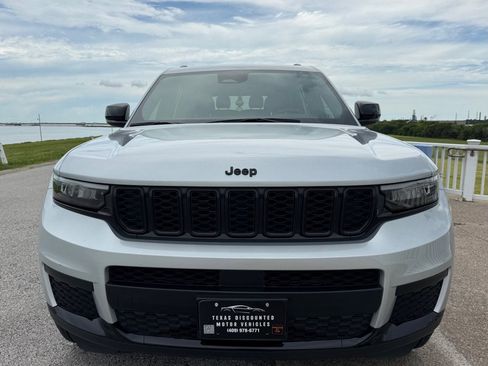 Used 2025 Jeep Grand Cherokee L Laredo RWD image 2