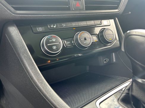 Used 2019 Volkswagen Jetta SEL w/ Cold Weather Package FWD image 12