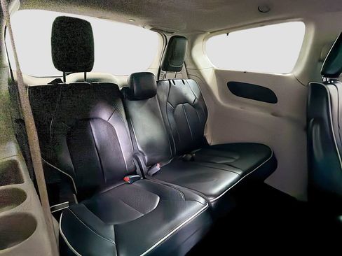 Used 2023 Chrysler Pacifica Limited FWD image 30