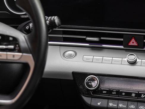 Used 2021 Hyundai Elantra Limited image 9