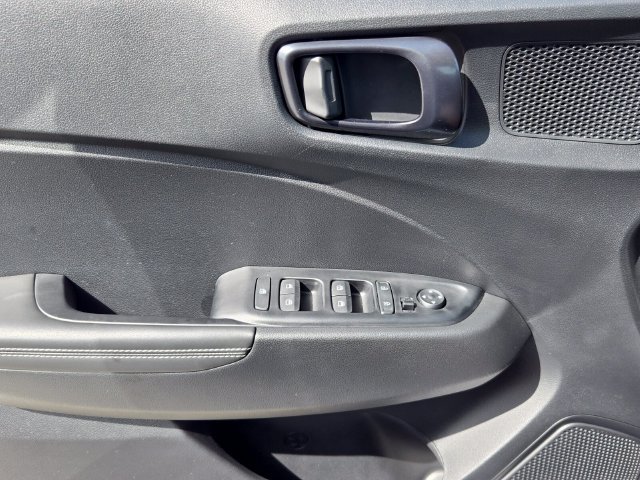 Used 2025 Hyundai Venue Limited FWD image 14