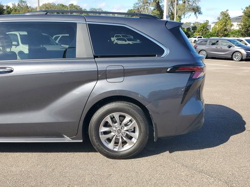 Used 2025 Toyota Sienna XLE image 13