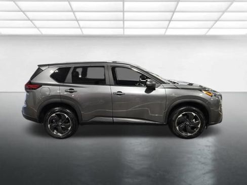 Used 2024 Nissan Rogue SV AWD/4WD image 3