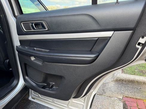 Used 2016 Ford Explorer XLT image 35