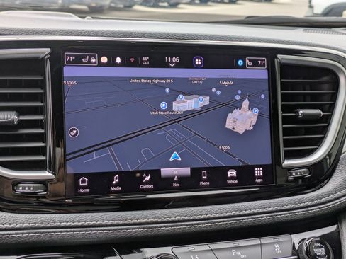 Used 2023 Chrysler Pacifica Limited w/ S Appearance Package image 23