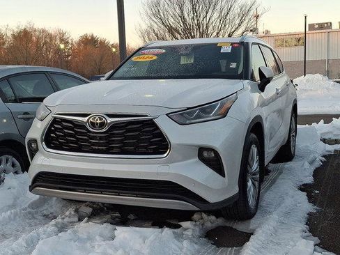 Certified 2025 Toyota Highlander Platinum image 3