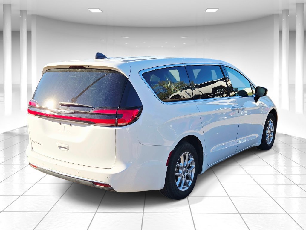 Used 2024 Chrysler Pacifica Touring-L FWD image 5