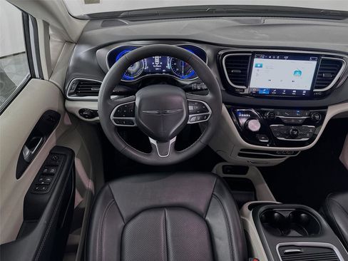Used 2024 Chrysler Pacifica Touring-L image 2