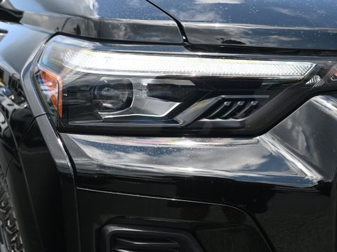 Used 2025 Chevrolet Colorado Z71 w/ Technology Package image 12