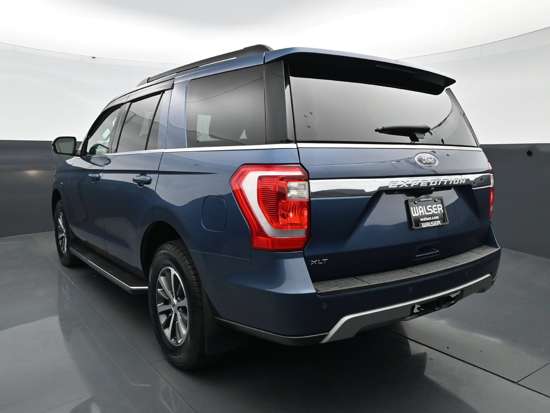Used 2019 Ford Expedition XLT w/ Equipment Group 202A AWD/4WD image 4