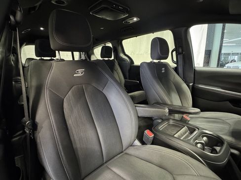 Used 2018 Chrysler Pacifica Touring Plus w/ S Appearance Package image 31