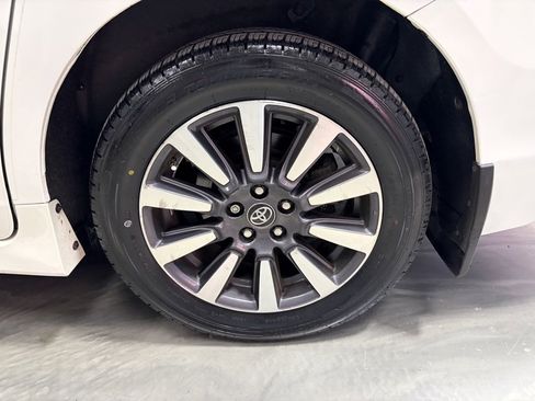 Used 2019 Toyota Sienna XLE image 25