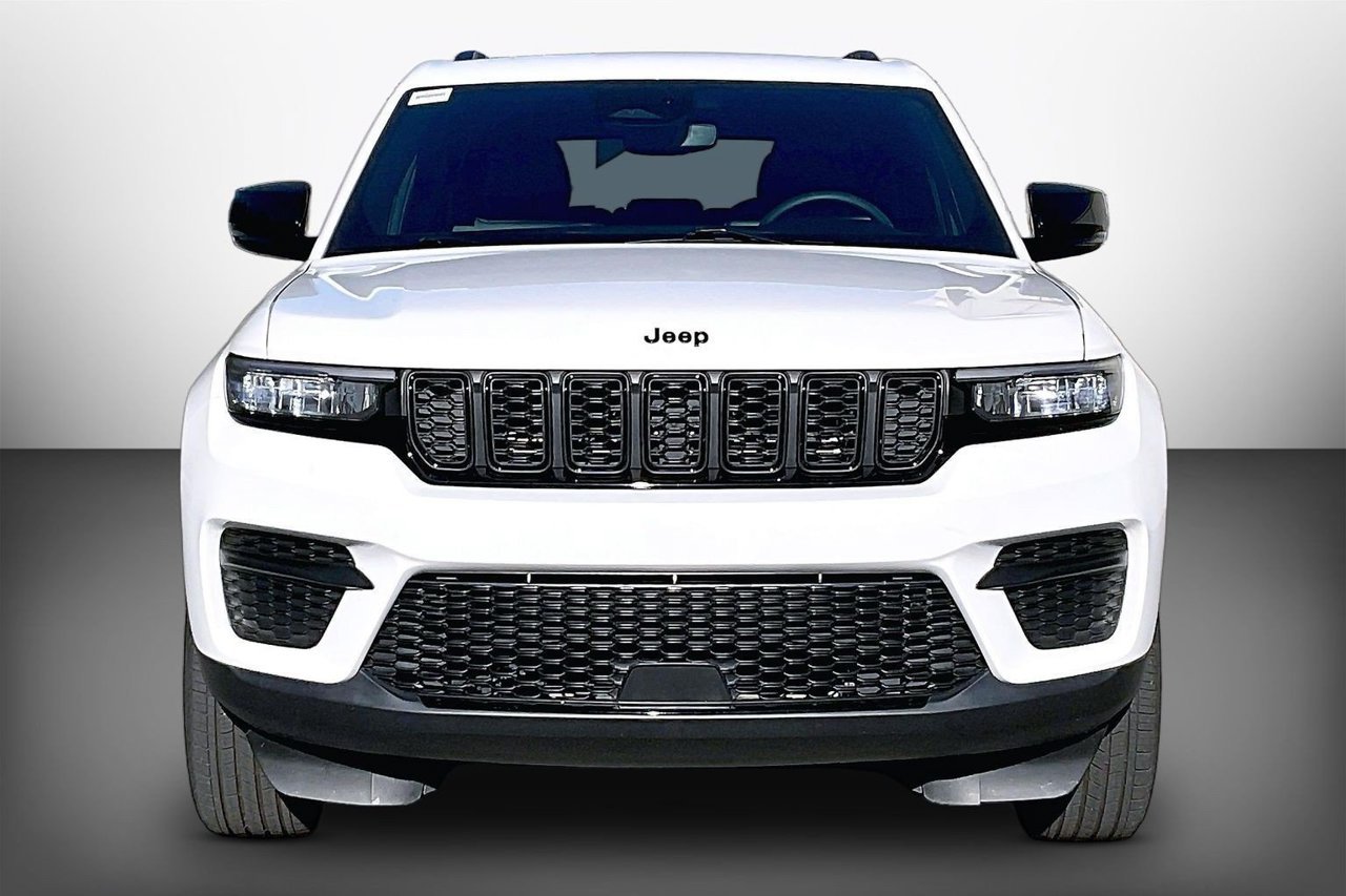 Used 2024 Jeep Grand Cherokee Altitude AWD/4WD image 3