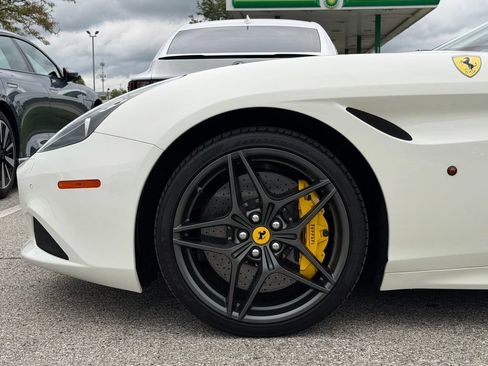 Used 2015 Ferrari California T RWD image 38