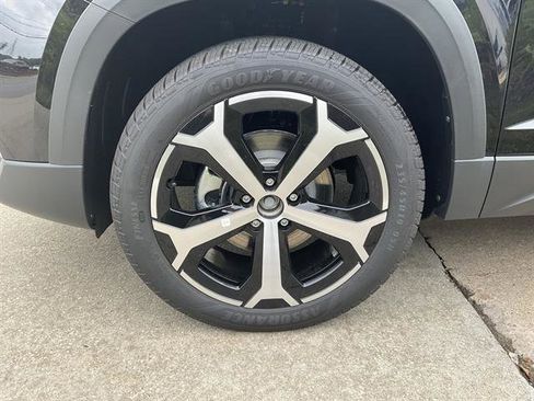 New 2025 Volkswagen Taos SEL image 15