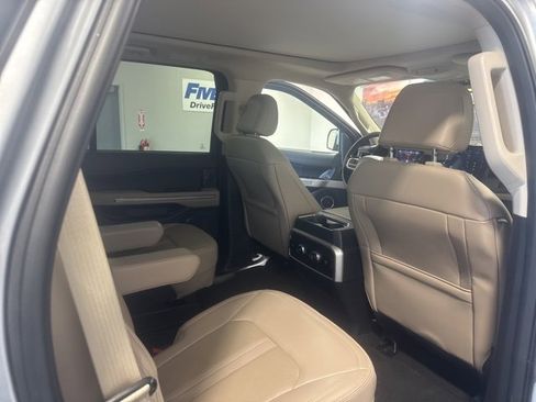 Used 2024 Ford Expedition Limited image 19