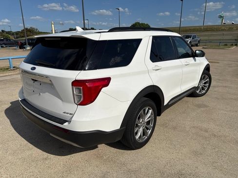 Used 2023 Ford Explorer XLT w/ Equipment Group 202A AWD/4WD image 11