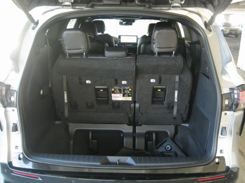 Used 2025 Toyota Sienna Platinum image 25