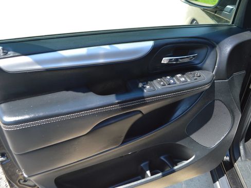 Used 2016 Dodge Grand Caravan SXT w/ UConnect Hands-Free Group FWD image 12
