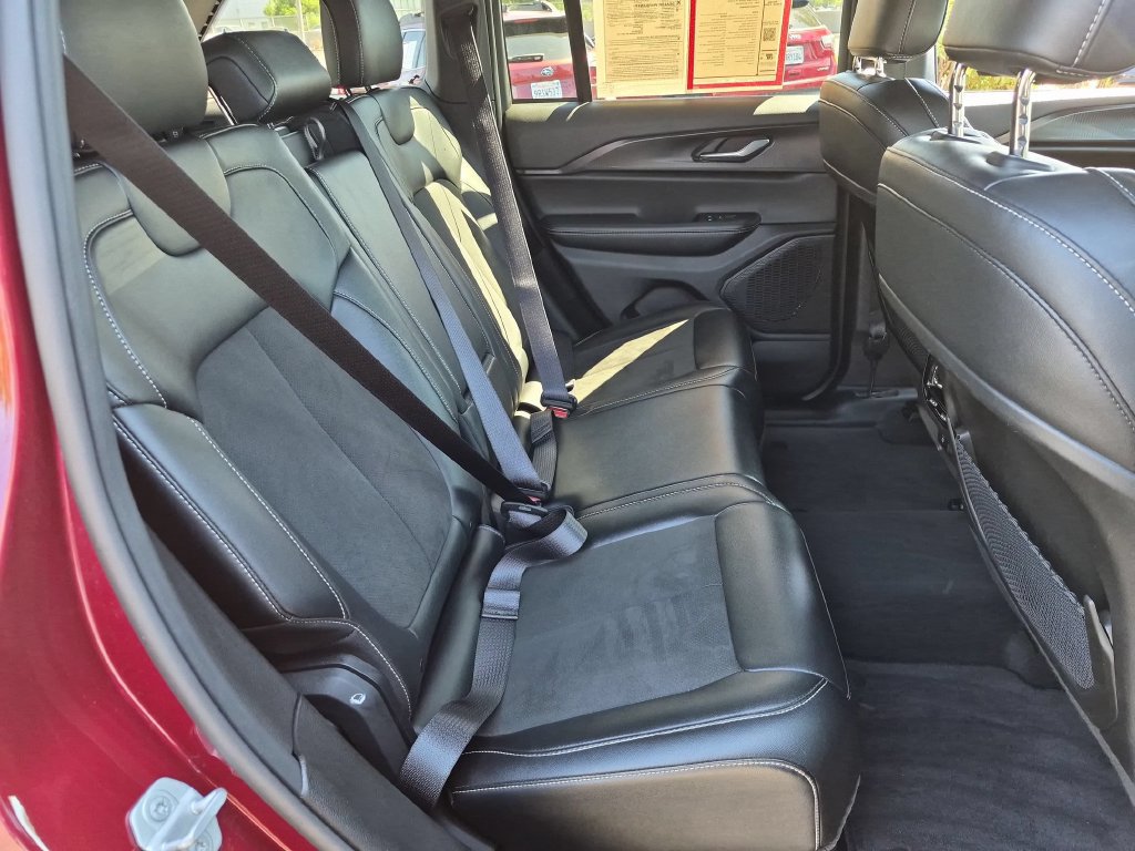 Used 2025 Jeep Grand Cherokee Altitude AWD/4WD image 30