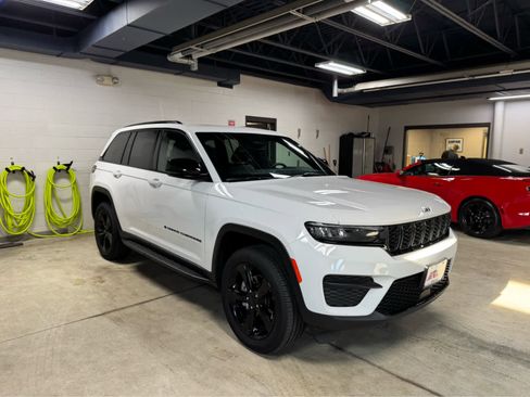Certified 2024 Jeep Grand Cherokee Altitude image 3