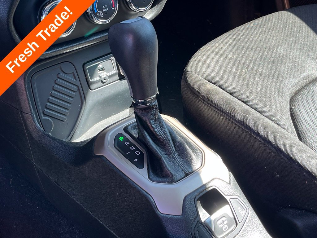 Used 2017 Jeep Renegade Latitude FWD image 25