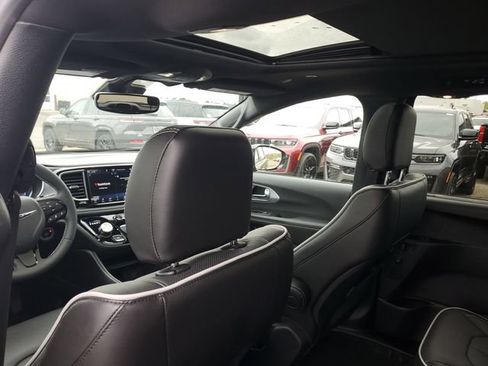 New 2026 Chrysler Pacifica Limited w/ S Appearance Package AWD/4WD image 12