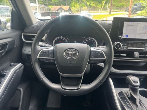 Used 2025 Toyota Highlander LE FWD image 38